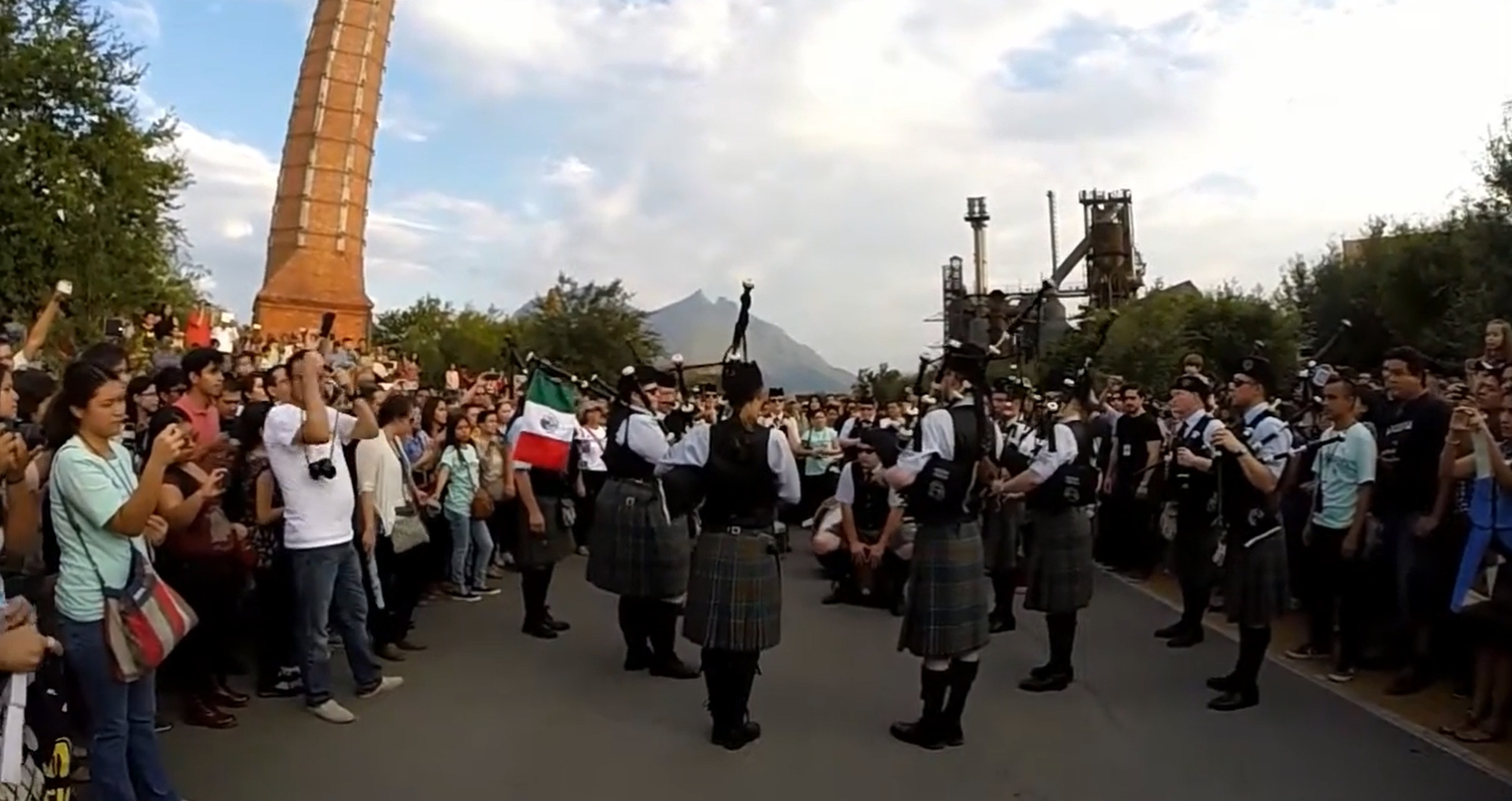 Stockbridge Pipe Band at the Festival Santa Lucía, Monterrey, 2015
